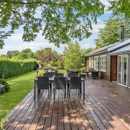 2 Bedroom Beautiful In Holiday home